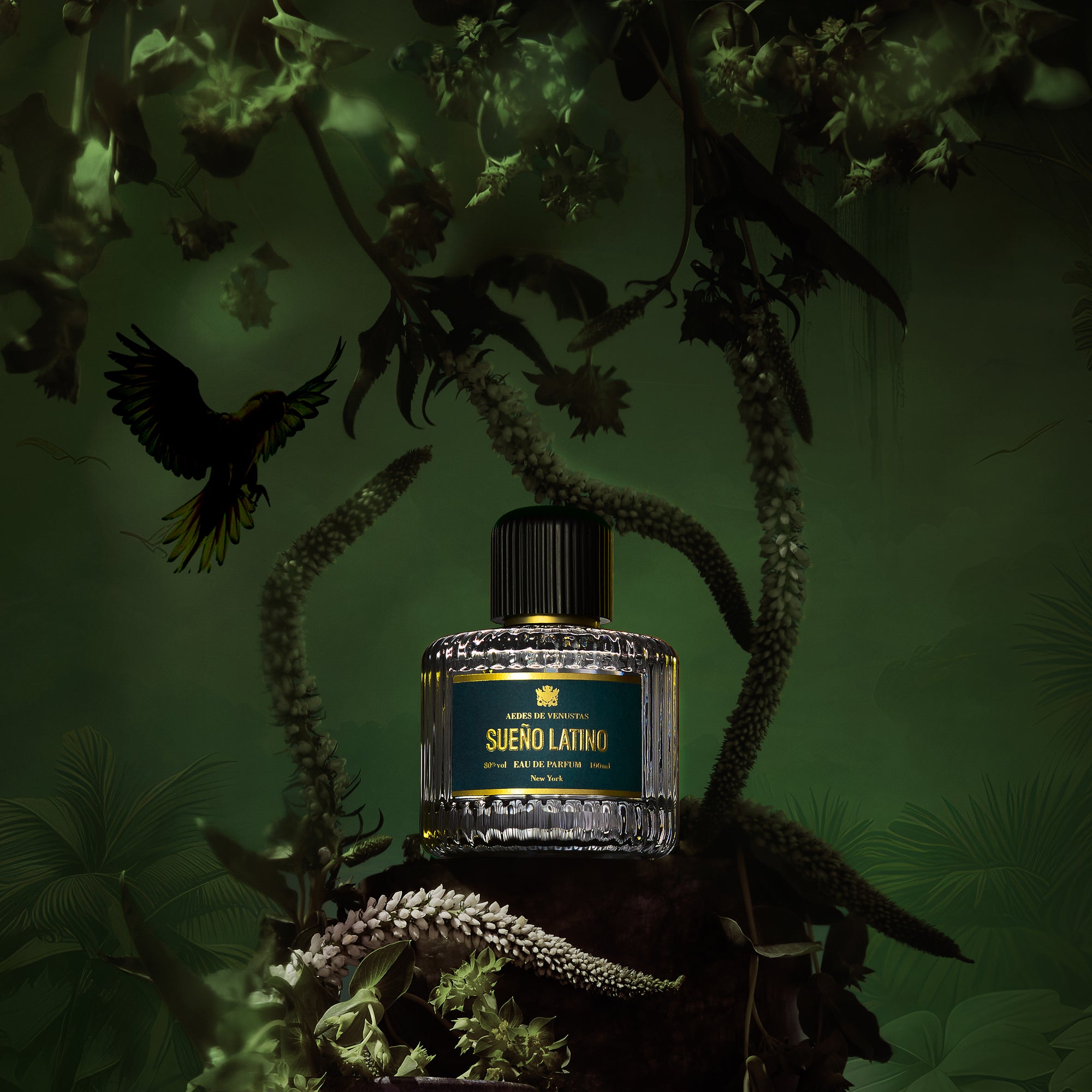 Parfumflakon Sueno Latino von Aedes de Venustas mit facettiertem Glas und geripptem schwarzen Deckel vor grünem Hintergrund mit tropischen Pflanzen und Vögeln