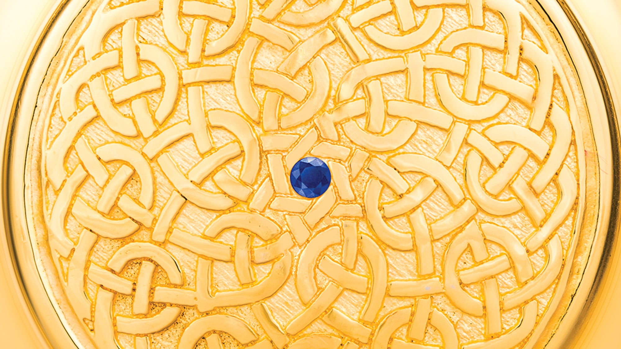 Goldene Metallplakette mit keltischem Knotenmuster und blauem Saphir auf Parfumflakon Blue Saphire von Boadicea the Victorious