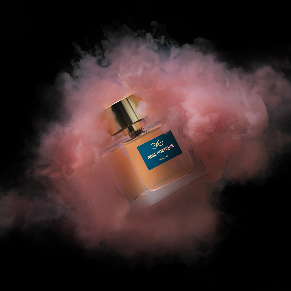 Parfumflakon Rose Poetique von Manos Gerakinis mit goldfarbenem Verschluss, umgeben von rosa Nebel auf schwarzem Hintergrund