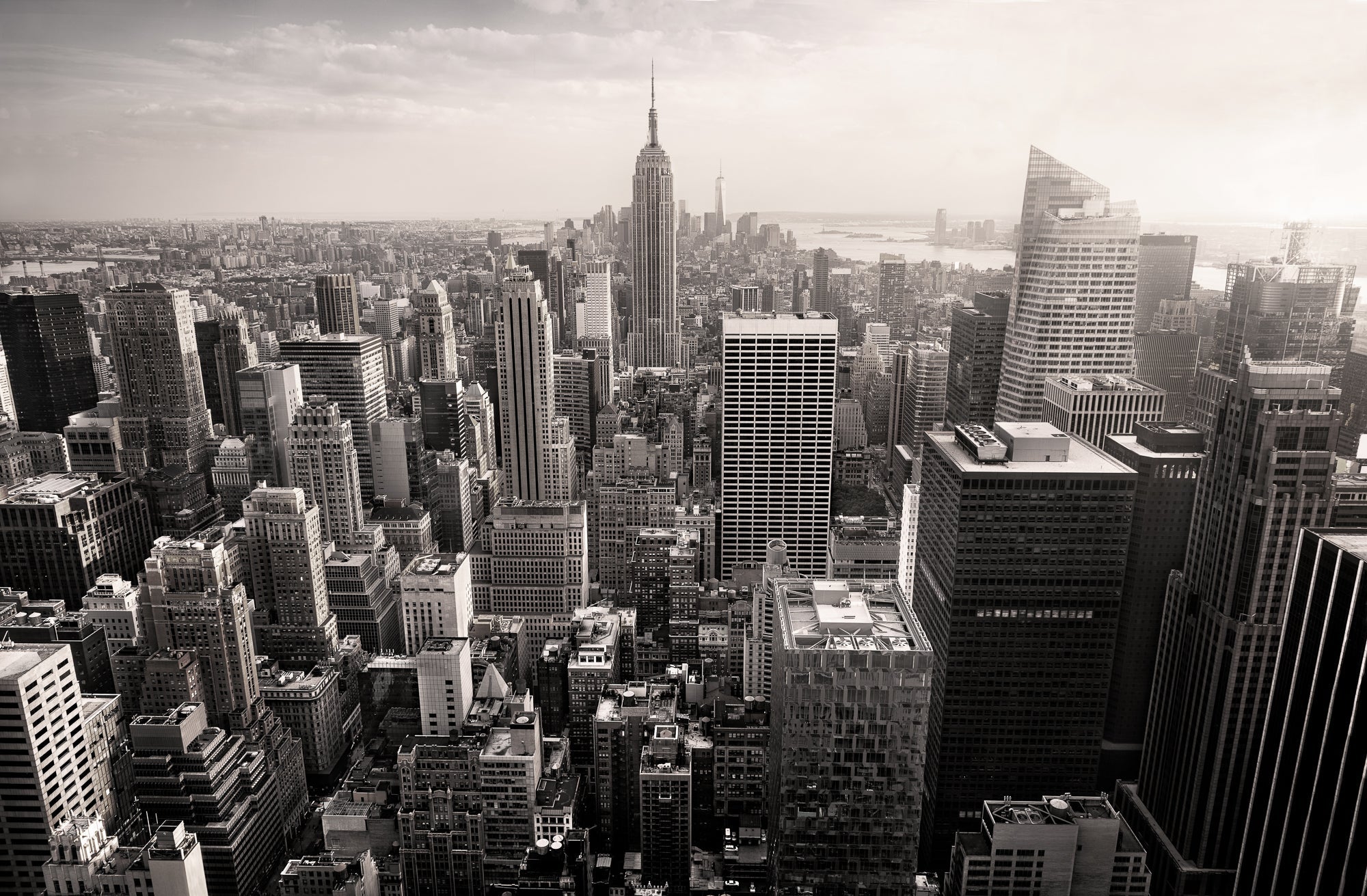 Luftaufnahme der New Yorker Skyline mit dem Empire State Building im Zentrum in Sepia-Tönung