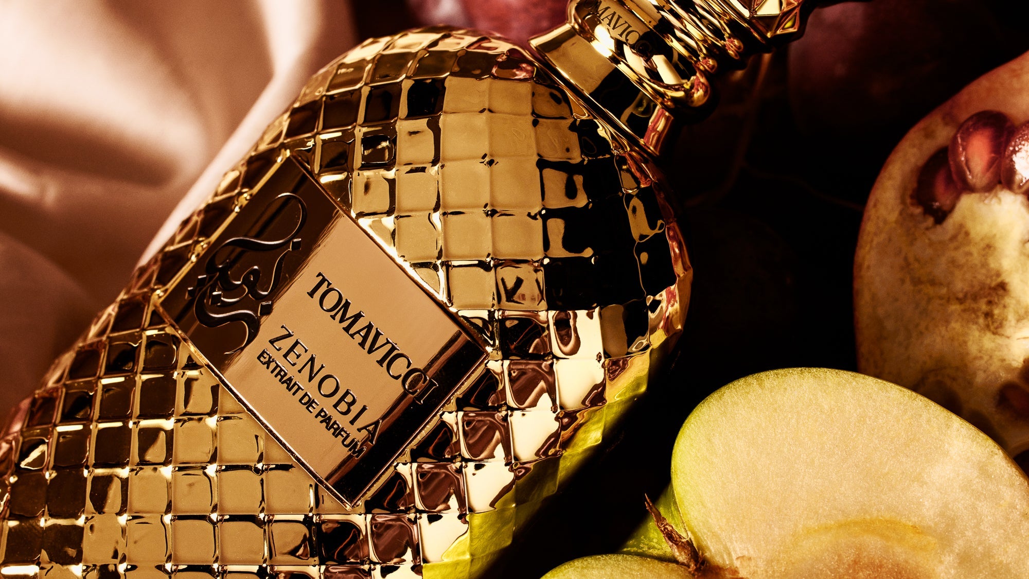 Luxuriöser goldener Parfumflakon Zenobia von Tomavicci mit facettiertem Gittermuster, dekoriert mit aufgeschnittenen Äpfeln