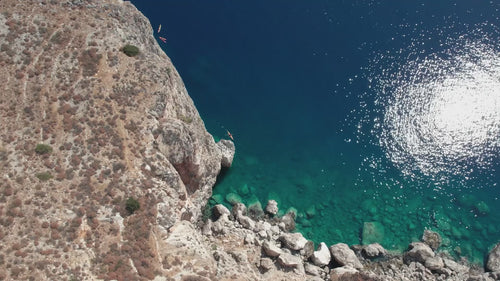 Imagefilm Hellenist - Türkisfarbene griechische Küste, Akropolis-Luftaufnahme, Pinienwald, Welle am Strand, Parfumflakon Le Chant d'Achille vor Himmel, Logo