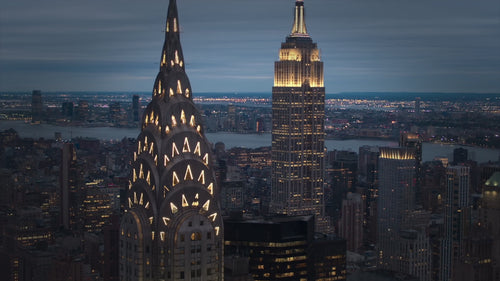 Imagefilm Gravel Parfums - Aufnahme der New York Skyline, Nahaufnahmen verschiedener Parfumflakons mit Verpackungen, Produktreihe und abschließendes Markenlogo